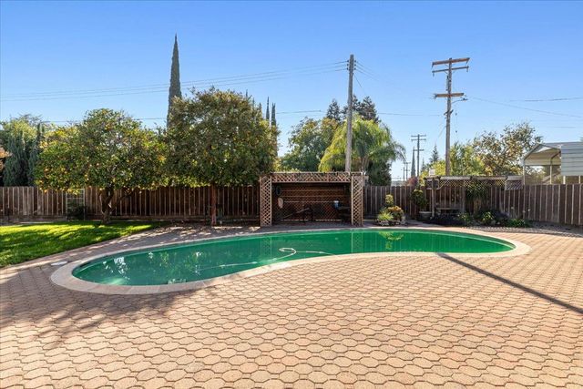 1410 Hillview Dr, Modesto, CA 95351