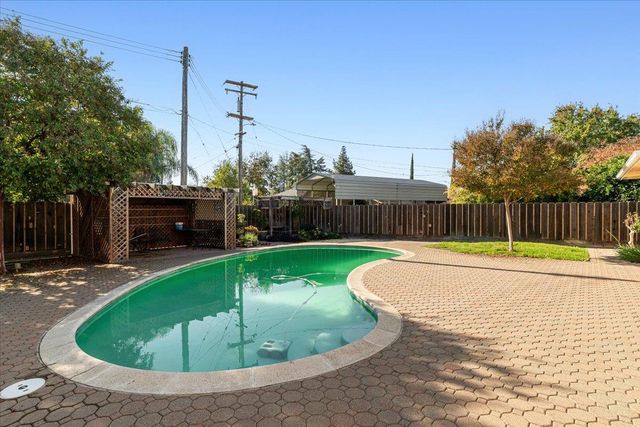 1410 Hillview Dr, Modesto, CA 95351