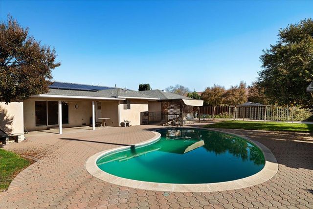 1410 Hillview Dr, Modesto, CA 95351