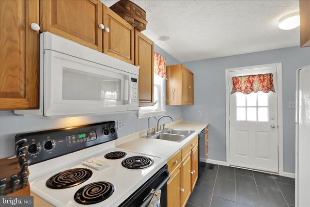 757 N MANOR RD, Elverson, PA 19520