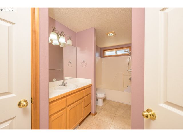 205 E MYRTLEWOOD Ct, Newberg, OR 97132