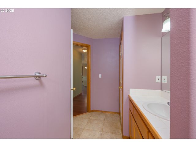 205 E MYRTLEWOOD Ct, Newberg, OR 97132