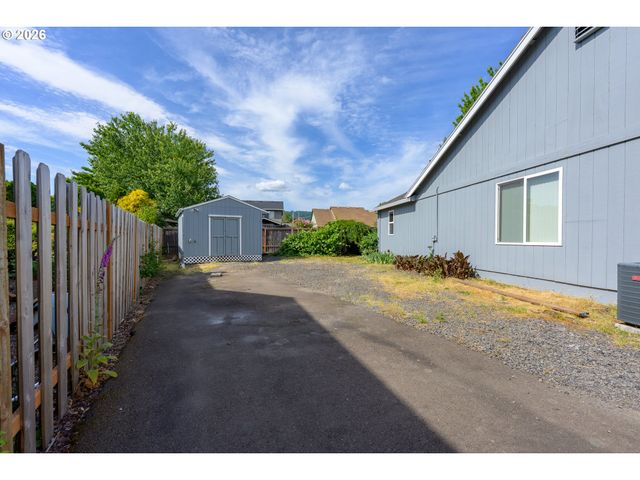 205 E MYRTLEWOOD Ct, Newberg, OR 97132