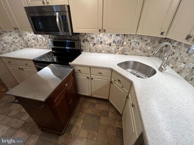 2012 HARBOUR DR, Palmyra, NJ 08065