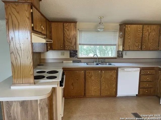 1624 County Road 4511, Hondo, TX 78861