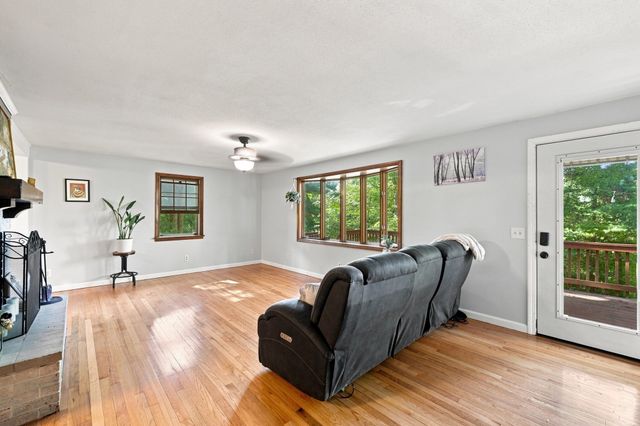 93 Leno Rd, Holland, MA 01521