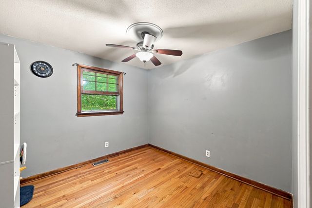 93 Leno Rd, Holland, MA 01521