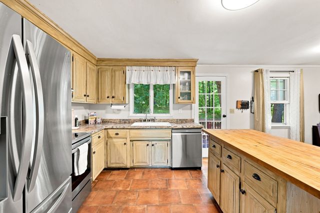93 Leno Rd, Holland, MA 01521