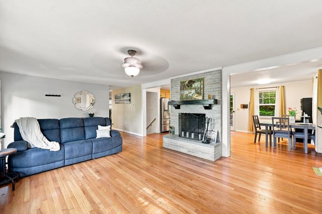93 Leno Rd, Holland, MA 01521