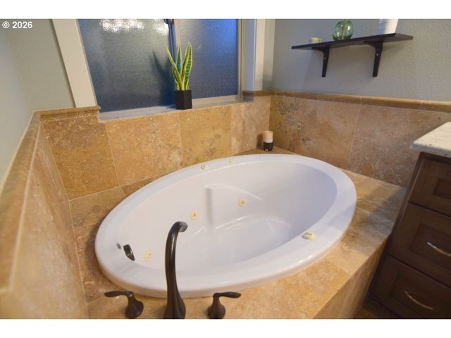 2335 MAPLEWOOD Dr N, Salem, OR 97306