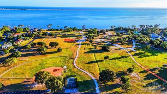 1863 Eagle Ln, Navarre, FL 32566