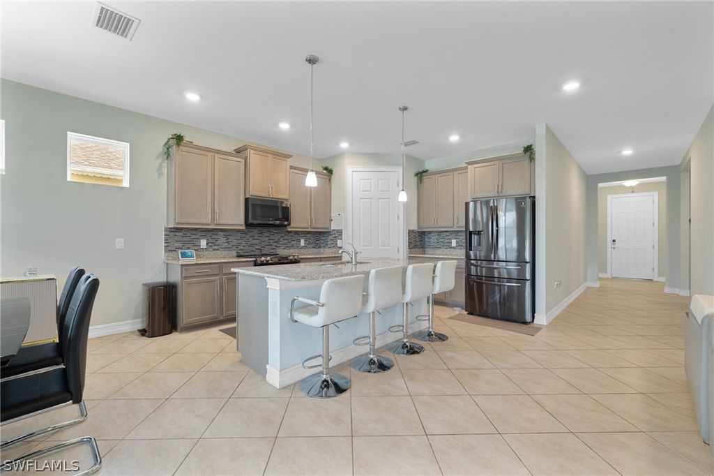 3289 Baravaldo CIR, Cape Coral, FL 33909