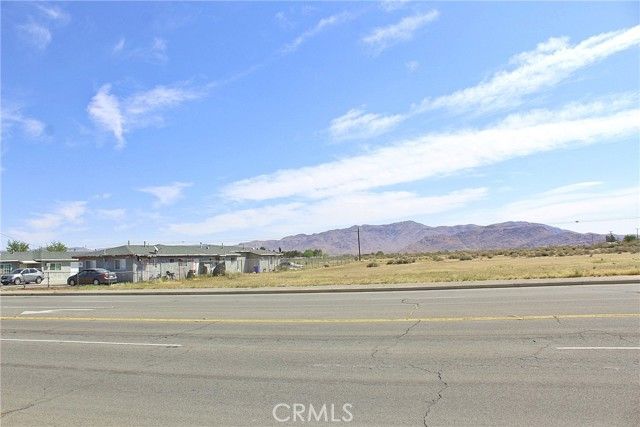11 Navajo Road, Apple Valley, CA 92308
