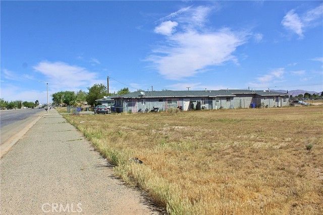 11 Navajo Road, Apple Valley, CA 92308