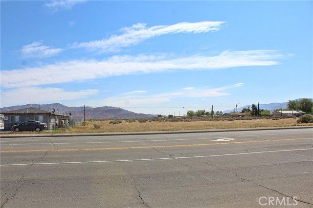 11 Navajo Road, Apple Valley, CA 92308