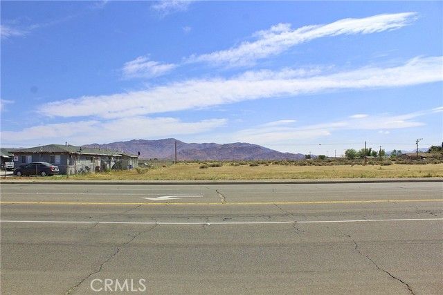 11 Navajo Road, Apple Valley, CA 92308
