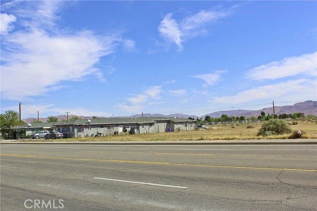 11 Navajo Road, Apple Valley, CA 92308