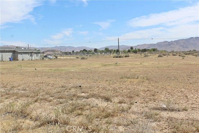 11 Navajo Road, Apple Valley, CA 92308