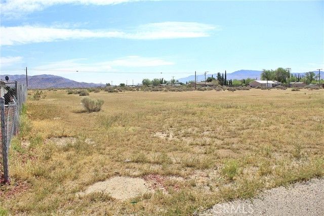 11 Navajo Road, Apple Valley, CA 92308