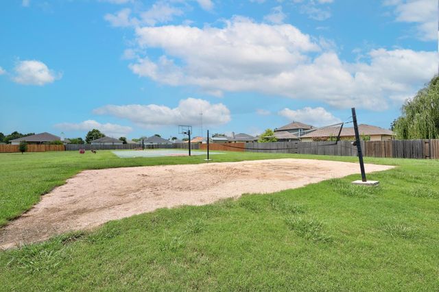 120 Hawkins CT, Hutto, TX 78634