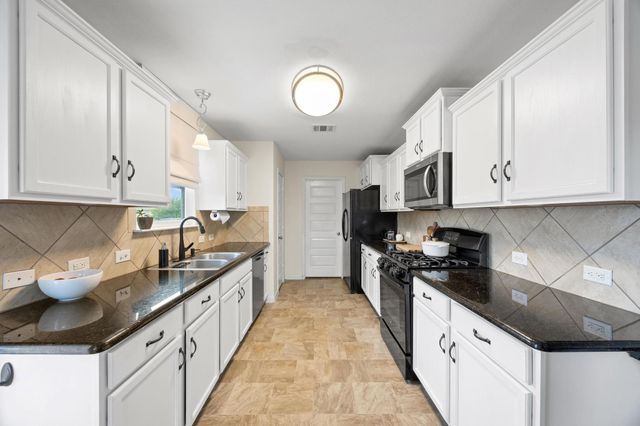 120 Hawkins CT, Hutto, TX 78634