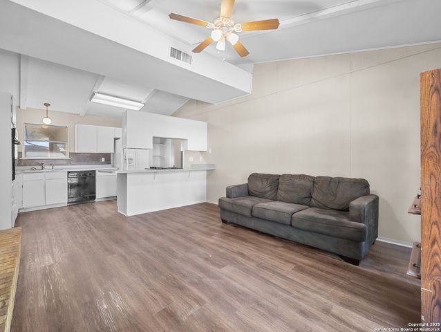 5003 Round Table, Windcrest, TX 78218