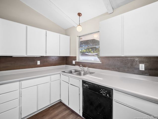 5003 Round Table, Windcrest, TX 78218