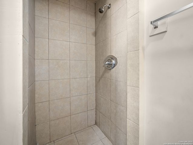 5003 Round Table, Windcrest, TX 78218