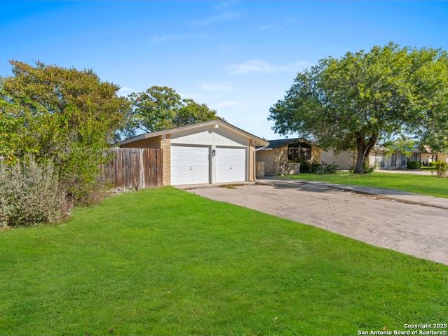5003 Round Table, Windcrest, TX 78218