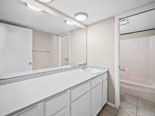 5003 Round Table, Windcrest, TX 78218