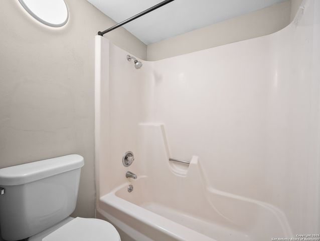 5003 Round Table, Windcrest, TX 78218