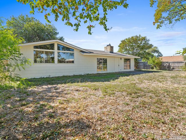 5003 Round Table, Windcrest, TX 78218