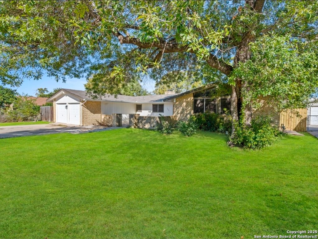 5003 Round Table, Windcrest, TX 78218