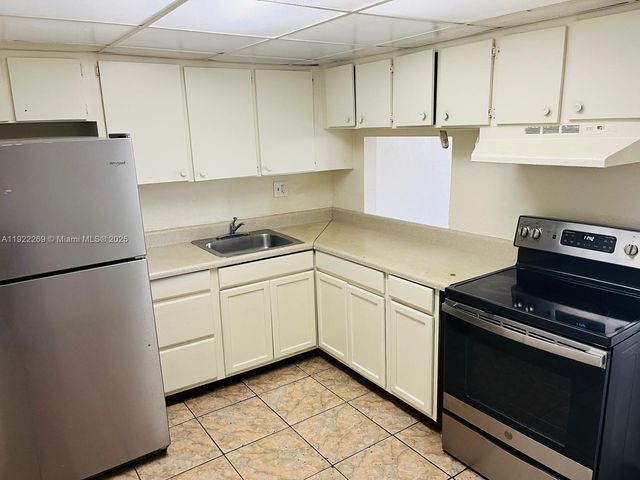 7710 SW 10th St 2, North Lauderdale, FL 33068