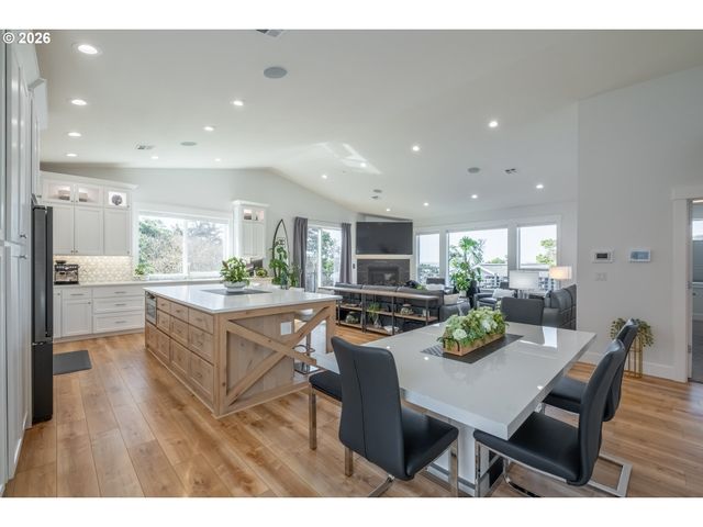5409 Nw LOGAN Rd, Lincoln City, OR 97367