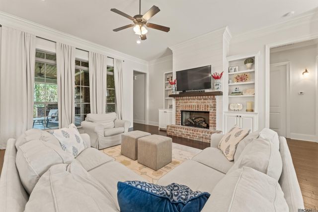 9130 Villa Crossing Dr, Greenwell Springs, LA 70739