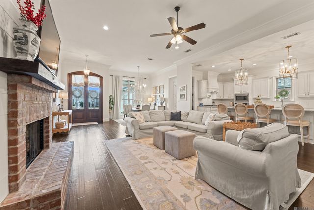 9130 Villa Crossing Dr, Greenwell Springs, LA 70739