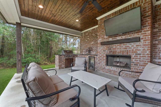 9130 Villa Crossing Dr, Greenwell Springs, LA 70739