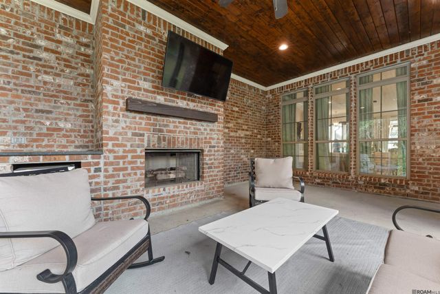 9130 Villa Crossing Dr, Greenwell Springs, LA 70739