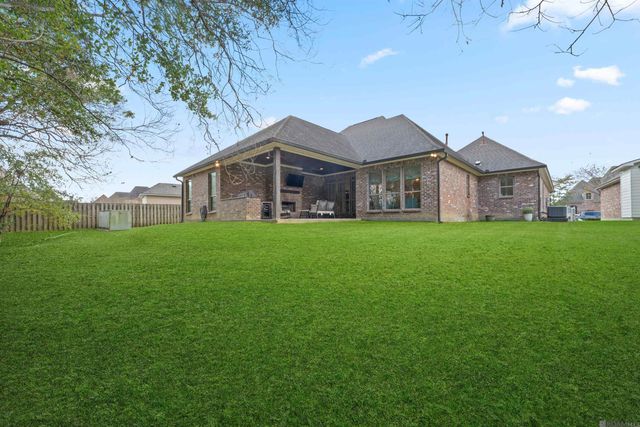 9130 Villa Crossing Dr, Greenwell Springs, LA 70739