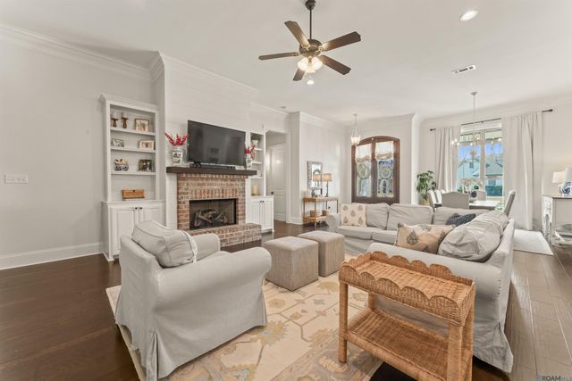 9130 Villa Crossing Dr, Greenwell Springs, LA 70739