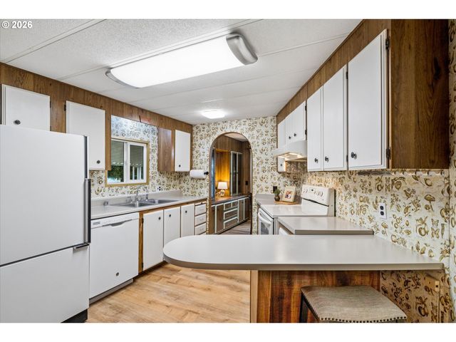 1400 CANDLELIGHT Dr 200, Eugene, OR 97402