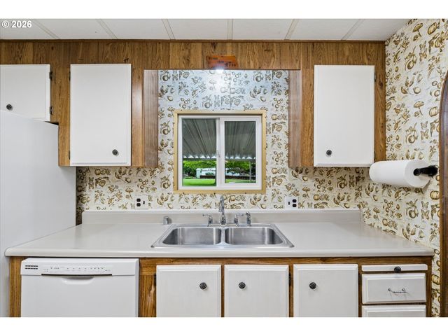 1400 CANDLELIGHT Dr 200, Eugene, OR 97402