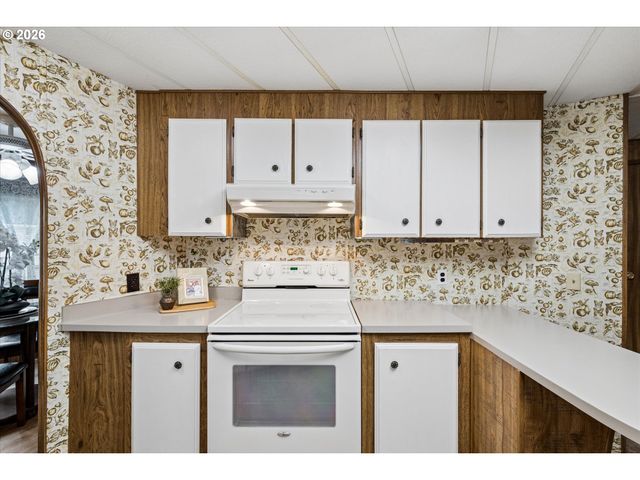 1400 CANDLELIGHT Dr 200, Eugene, OR 97402