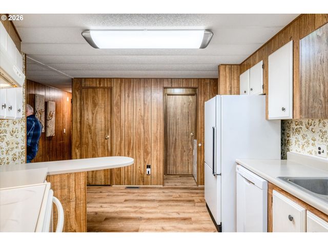 1400 CANDLELIGHT Dr 200, Eugene, OR 97402