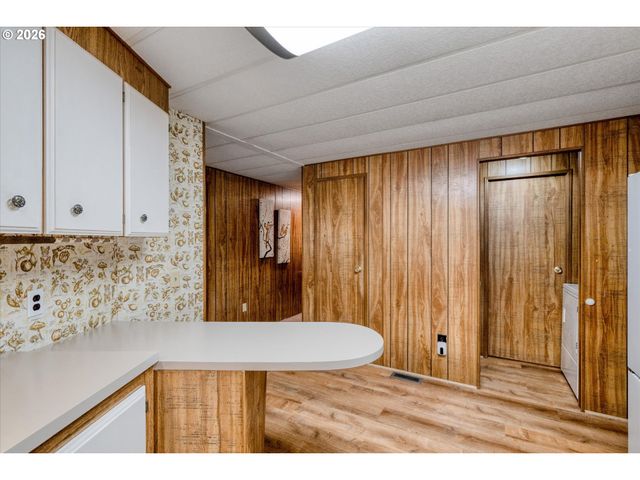 1400 CANDLELIGHT Dr 200, Eugene, OR 97402