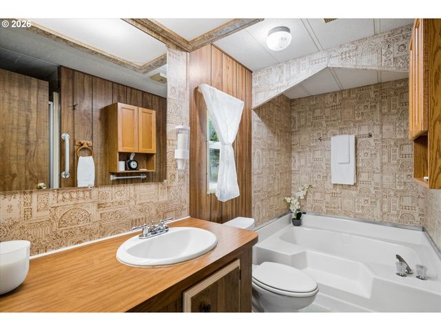 1400 CANDLELIGHT Dr 200, Eugene, OR 97402