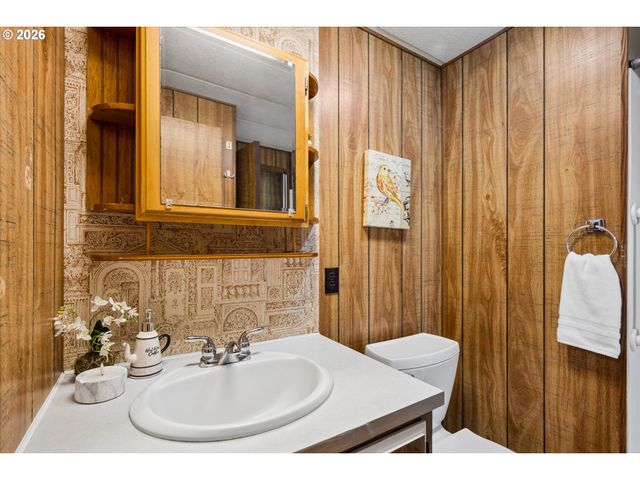 1400 CANDLELIGHT Dr 200, Eugene, OR 97402