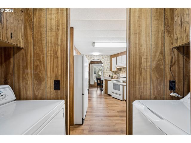 1400 CANDLELIGHT Dr 200, Eugene, OR 97402