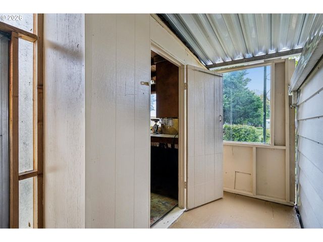 1400 CANDLELIGHT Dr 200, Eugene, OR 97402